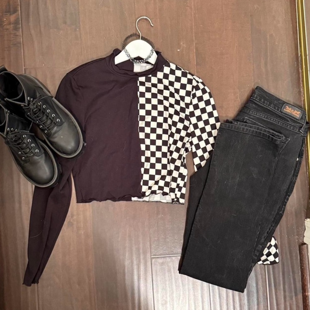 Women's Black & White Checkerboard Split Long Sleeve Crop Top - Size M